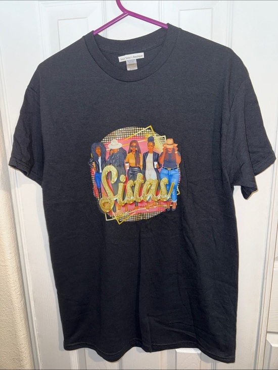 Gildan Other - Gildan Black Short-Sleeve Tee with Colorful "Sistas" Graphic